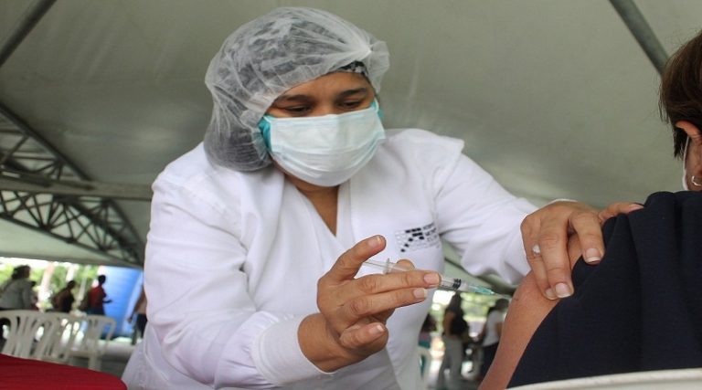 Denuncian retraso de vacunación anti-covid en parque Recreacional Sur