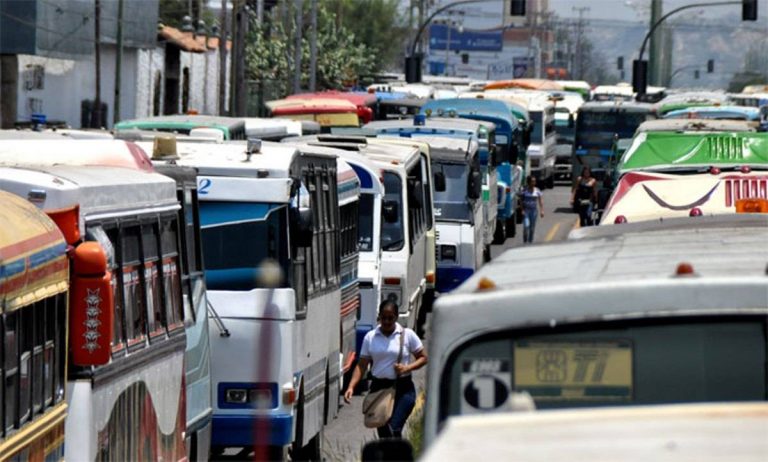 Transportistas urbanos piden al Gobierno fija la tarifa en centavos de dólar
