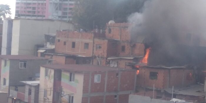 Reportan incendio en una vivienda del barrio 23 de Enero