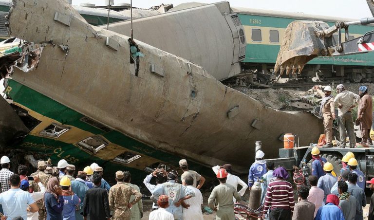 Choque de trenes en Pakistán deja al menos 40 muertos
