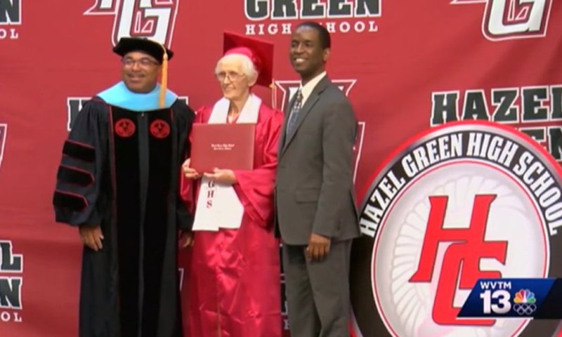 abuela cumple su sueño de graduarse - abuela cumple su sueño de graduarse