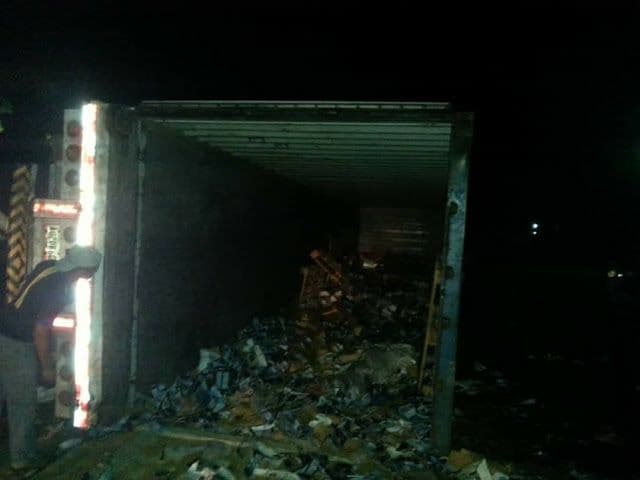 Saquearon camión con carga que se volcó en Chaguaramas de Guárico