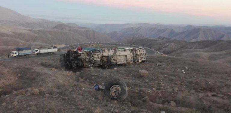 Al menos 17 muertos tras caer un autobús por un precipicio en Perú