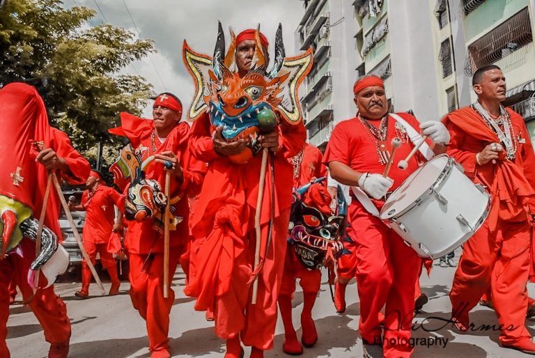 Los Diablos Danzantes celebran Corpus Christi en pandemia