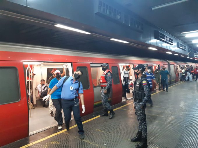 ¡Polémica! PNB supuestamente agredió a una mujer en el Metro de Caracas (VÍDEO)