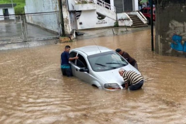 Fuertes lluvias anegaron a varios sectores de Caracas