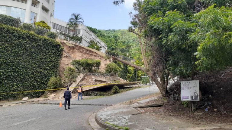 Reportan caída de un muro de contención en La Trigaleña (FOTOS)