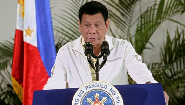 Presidente de Filipinas: «Tú decides, ponte la vacuna o te meteré en prisión»