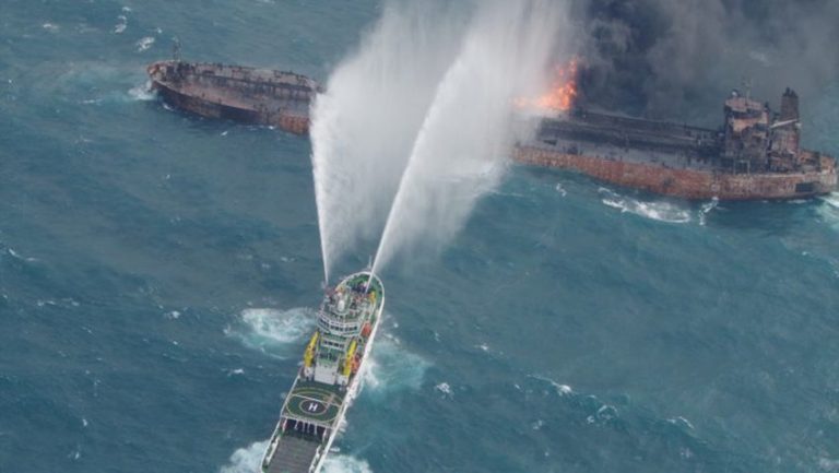 Barco de la armada de Irán se incendió y se hundió