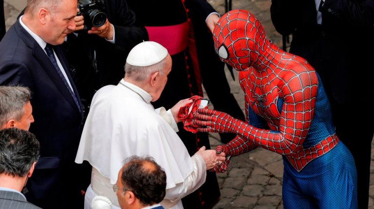 Quién es el Spiderman que visitó al Vaticano y saludó al papa Francisco (fotos)