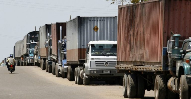 Transportistas solicitan el paso de camiones de carga en puentes fronterizos