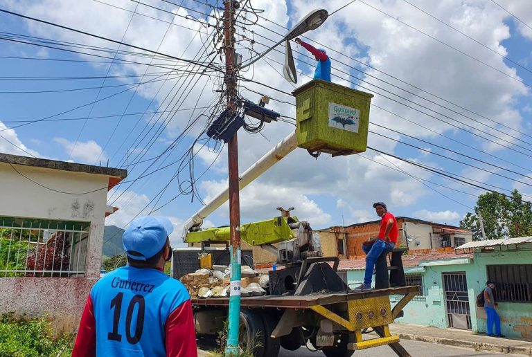 Instalan 165 lámparas en tres comunidades de Naguanagua