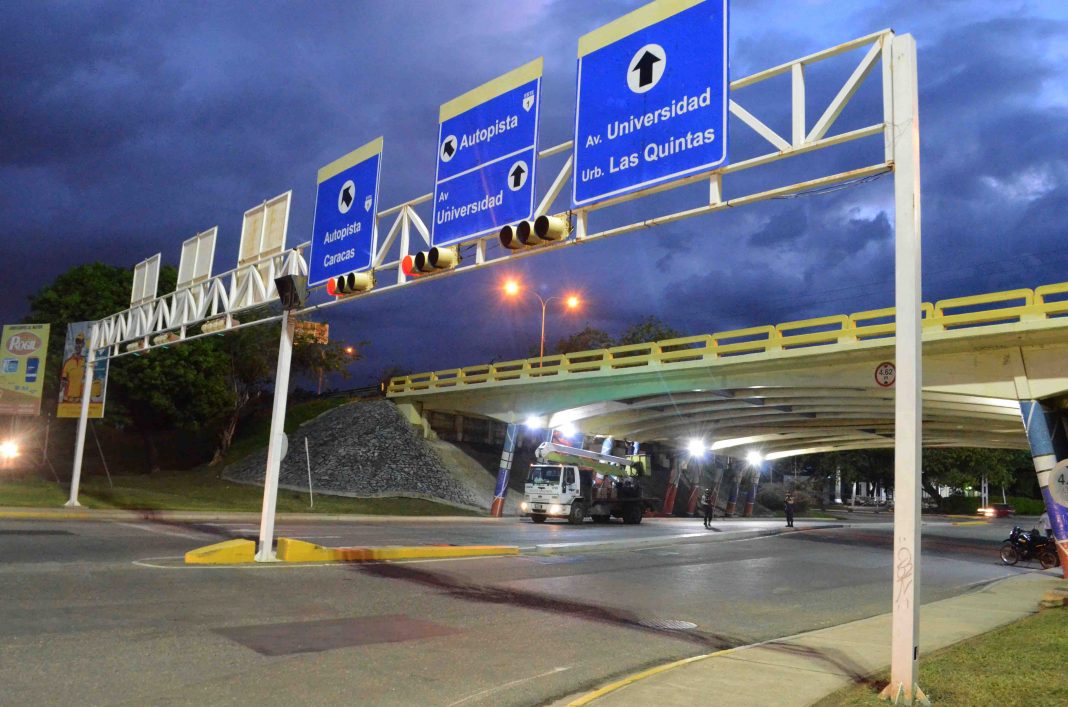 Instalan 900 lámparas en vías de Naguanagua