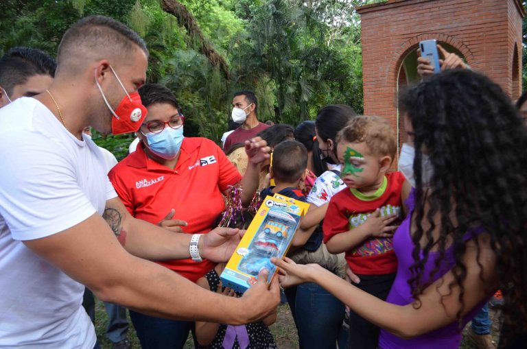 Alcalde Gutiérrez entregó 4000 juguetes a niños y niñas de Naguanagua