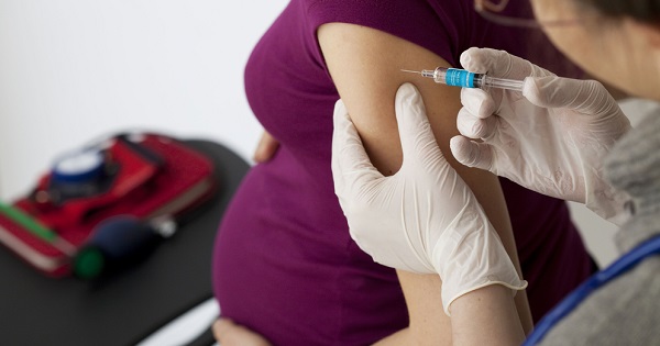 OMS incluye a las embarazadas en la lista de prioridad para vacunación