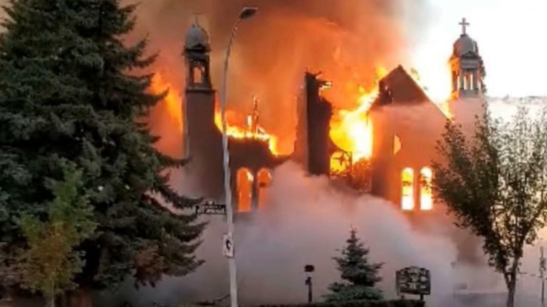 Arden las iglesias católicas en Canadá en represalias por tumbas de niños