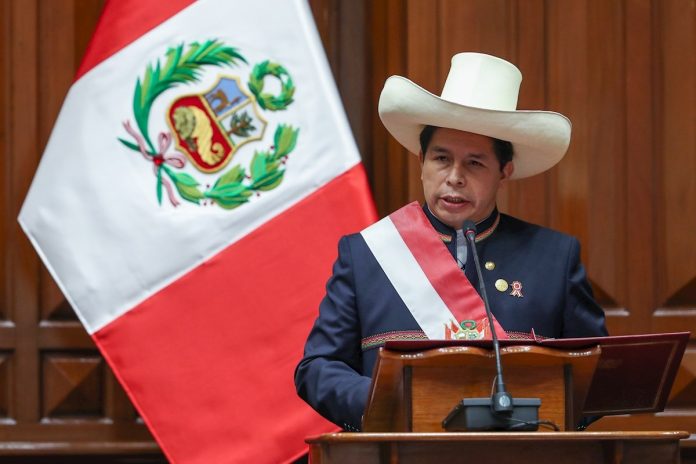 Pedro Castillo asumió la presidencia de Perú este miércoles