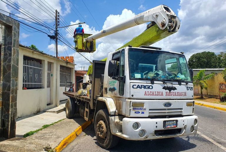 Instalan 45 lámparas led en avenida principal de Vivienda Rural de Bárbula, Naguanagua