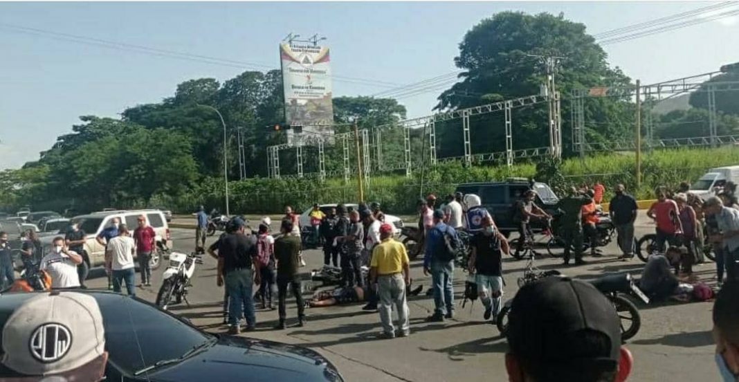 Naguanagua Dos personas en una moto impactados por unidad colectiva