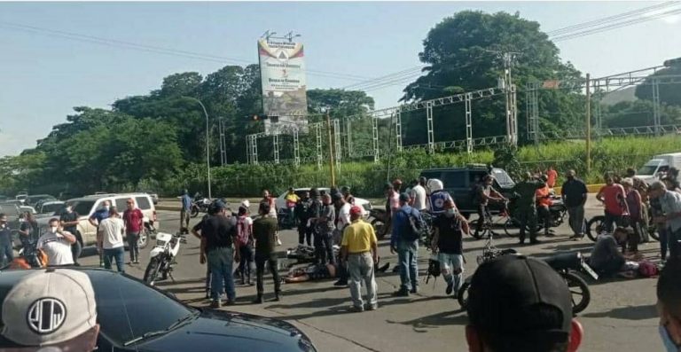 Dos personas en una moto impactados por unidad colectiva en Naguanagua