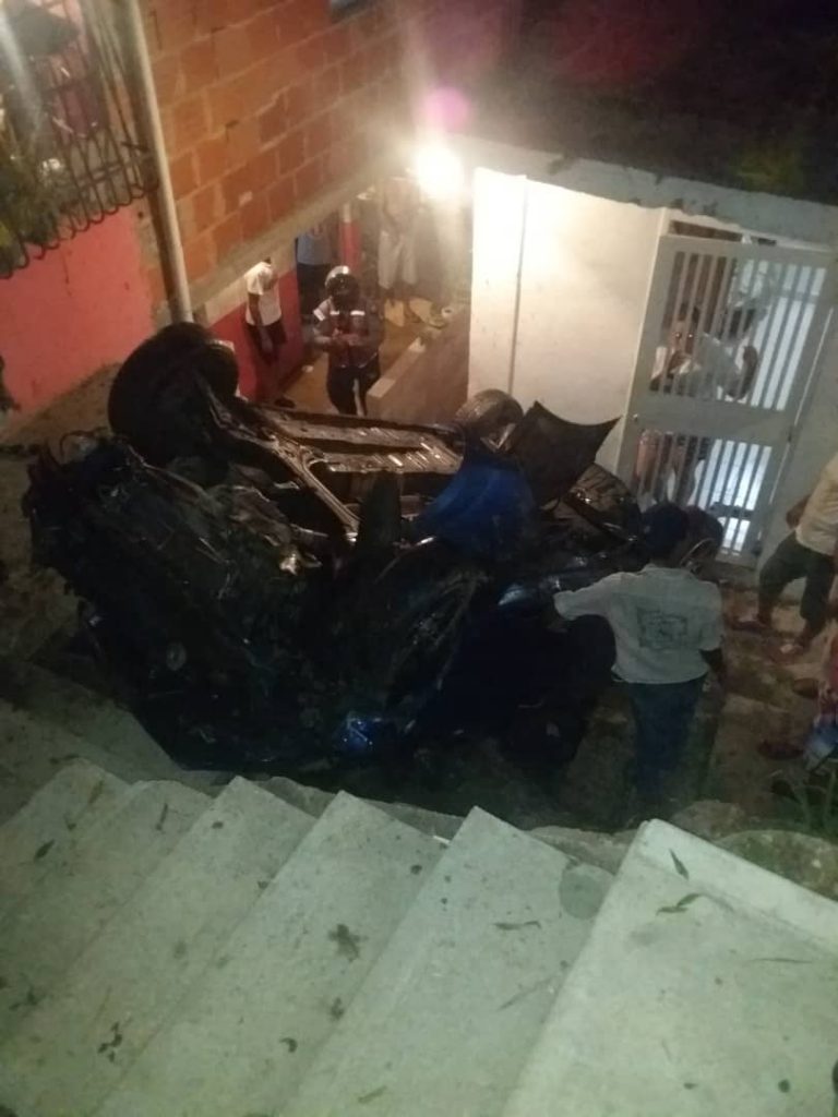 ¡Aparatoso! Vehículo cayó encima de vivienda en autopista Caracas- La Guaira