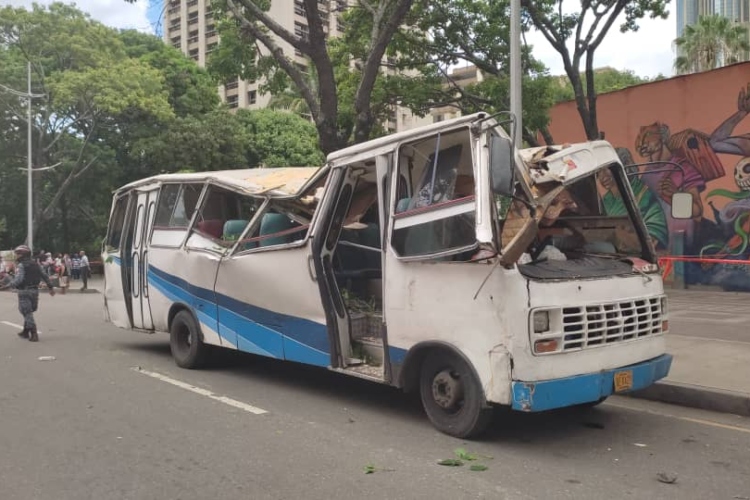 Árbol cayó sobre una unidad de transporte público en Caracas y dejó un muerto