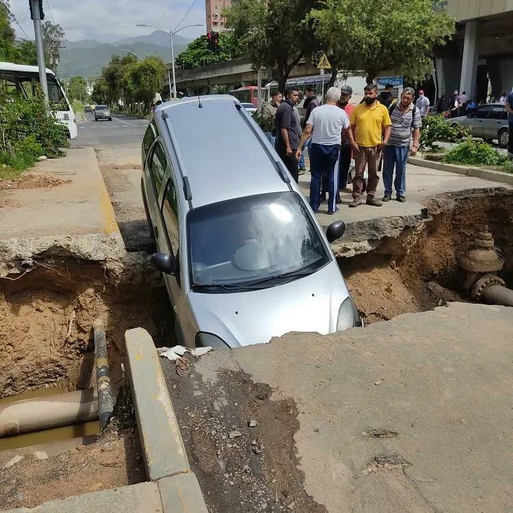Un carro cayó en un enorme hueco en Caricuao