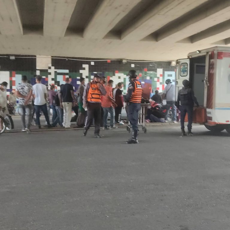 Autoridades auxiliaron a mujer desvanecida en puente Santa Rosa de Valencia