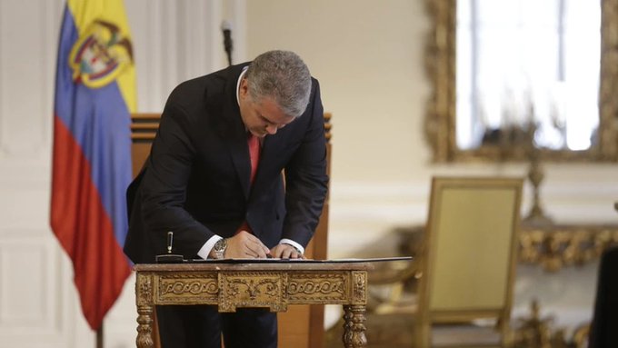 Iván Duque firmó ley que reduce la jornada laboral en Colombia