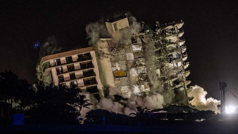 Con explosivos derriban restos del edificio que colapsó en Miami (+video)