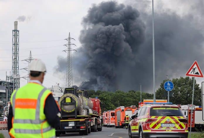 Chemicals plant explosion in Leverkusen Explosión en planta química en Alemania - Explosión en planta química en Alemania