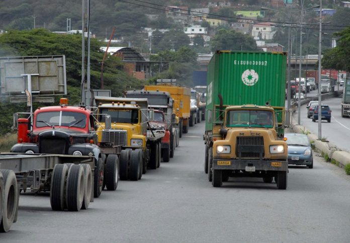 Camión de carga se volcó en Boca de Aroa