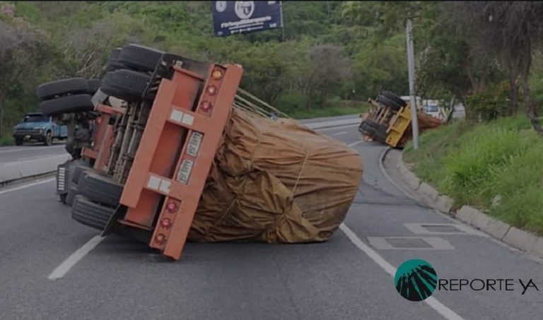 Congestión vial en autopista Caracas – La Guaira tras volcarse tres gandolas