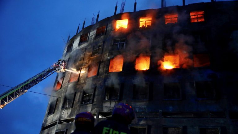 Incendio en fábrica de Bangladesh dejó 52 muertos y 25 heridos