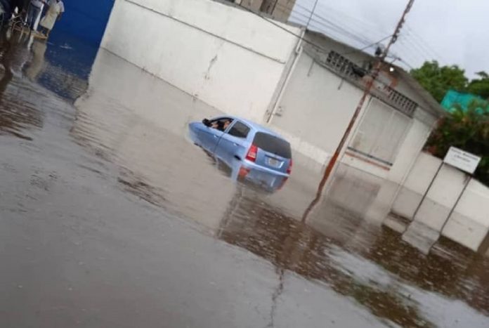 Anegada av. Santiago Mariño tras doce horas de lluvias - Anegada av. Santiago Mariño tras doce horas de lluvias