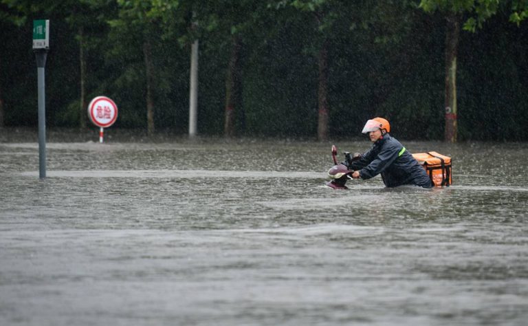 Lluvias en China dejan 12 muertos y más de 100 mil evacuados
