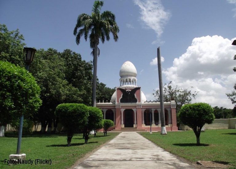 Las promesas y peticiones en el Mausoleo de Juan Vicente Gómez