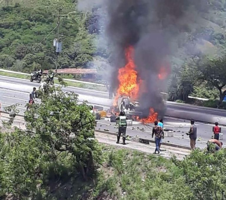 Se incendió camión en la autopista Caracas-La Guaira (+video)