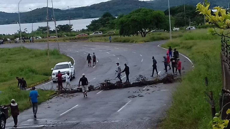Trancaron vías como protesta por falta de gasolina en Bolívar