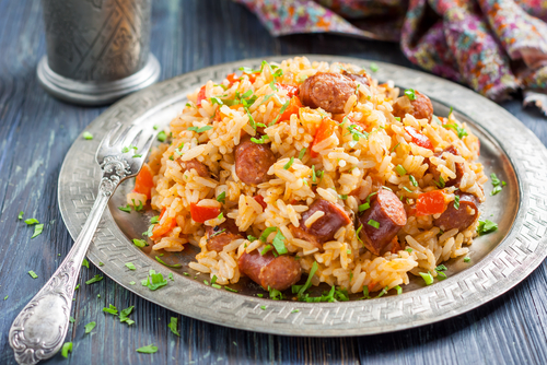 ¡Muy Fácil! Prepara un delicioso arroz con pollo y chorizo