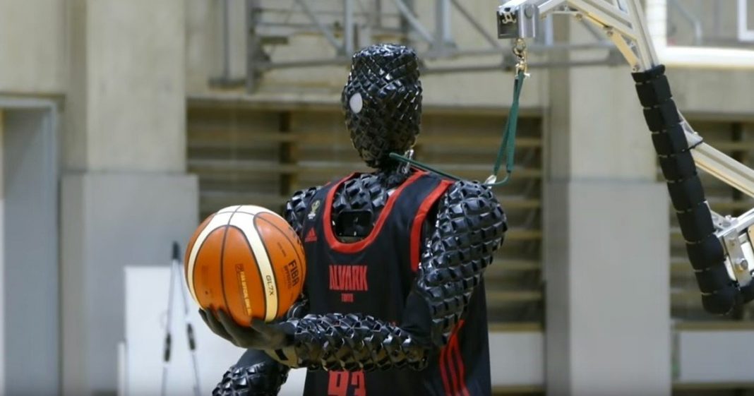 Robot basquetbolista encestó tres tiros - Robot basquetbolista encestó tres tiros