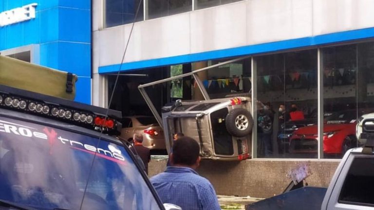 Momento en que un vehículo impacta contra un concesionario en Quinta Crespo, Caracas