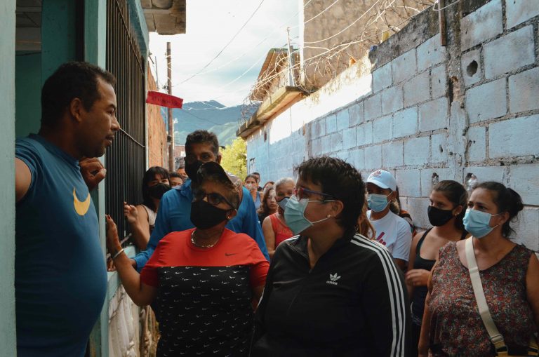Ana González continúa recorriendo Naguanagua convocando a participar en elecciones del PSUV