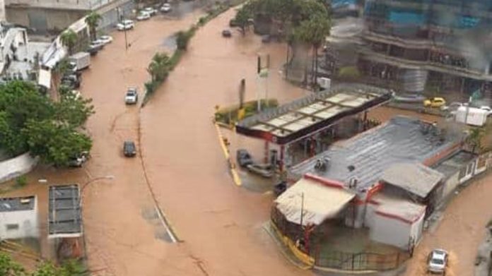 Calles de Vargas inundadas por las lluvias este sábado