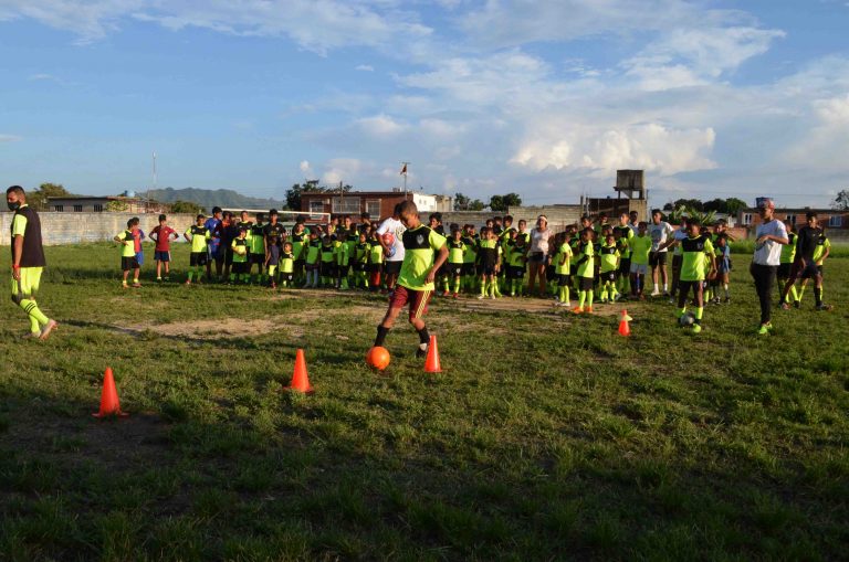Entregan material deportivo a escuela de fútbol en Santa Eduviges, Naguanagua