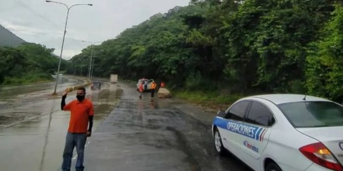 Autopista Valencia-Puerto Cabello está totalmente operativa tras deslizamiento de rocas