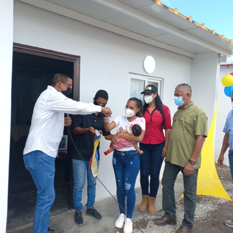 Ministro Ildemaro Villarroel y alcaldesa Fairuth Ortega entregaron 14 viviendas dignas en San Joaquín