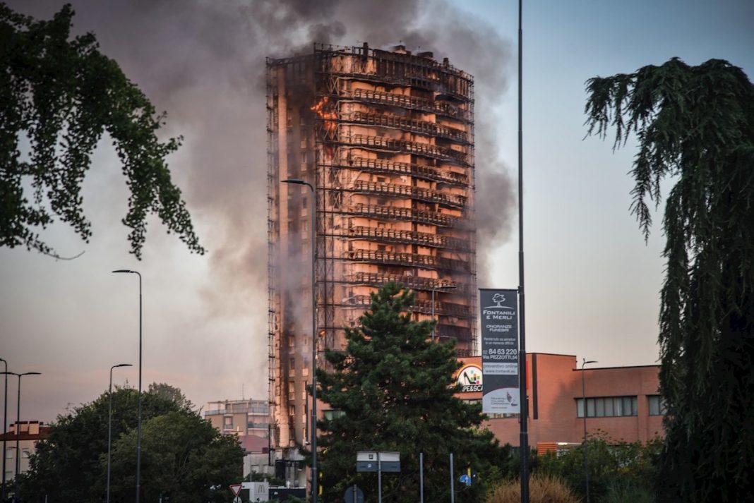 Incendio en rascacielos en Milán