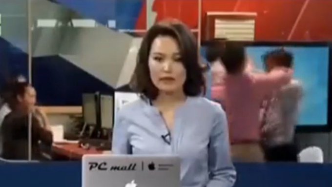 ¡En vivo! En un noticiero de Mongolia se fueron a los golpes (VÍDEO)