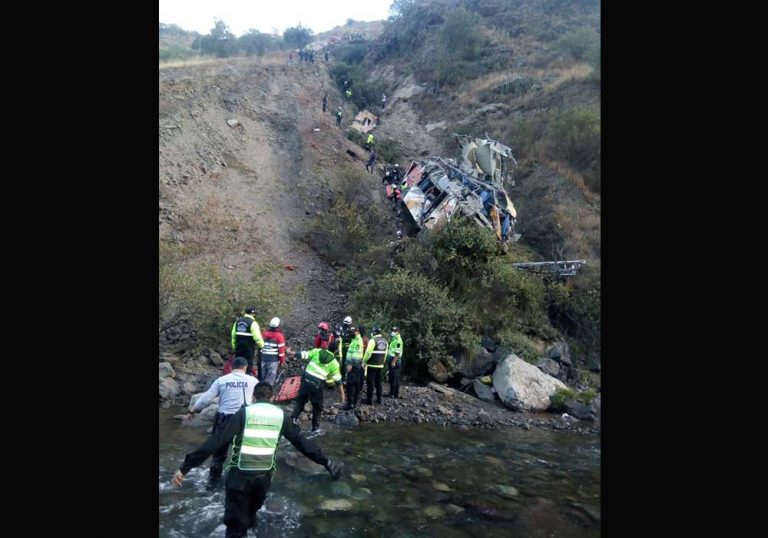 Al menos 29 muertos tras un accidente de autobús en Perú